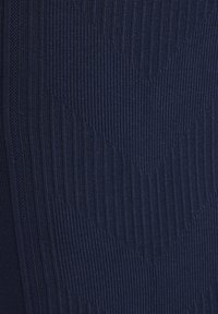 Tessuto testurizzato blu navy, con pattern a righe e a chevron. Finitura liscia con un aspetto intrecciato, che mette in evidenza profondità e dimensione.
