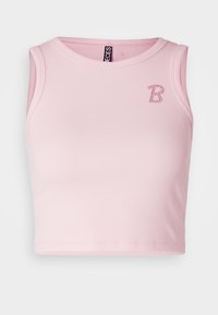 Svetloružový rebrovaný crop top s okrúhlym výstrihom a širokými prieramkami, ozdobený malým dekoratívnym logom "B" z kamienkov na hrudníku.