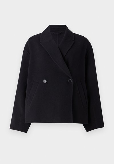 Schwarzer Wollmischmantel mit doppelter Knopfreihe, Einschlagkragen, seitlichen Taschen und einer kastigen Silhouette. Glatte Textur.