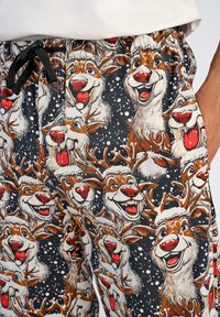 Heren shorts met een kleurrijk rendierpatroon op een donkere achtergrond, voorzien van een elastische tailleband en zwarte trekkoord.