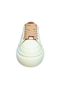 Weiße Leder-Sneaker mit glatter Oberfläche, runder Zehenpartie und hellbraunen Schnürsenkeln. Verfügt über eine strukturierte Gummisohle und ein kleines Logo auf der Zunge.