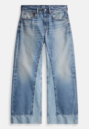 Šviesiai mėlyni plataus kirpimo džinsai su išblukusia skalbimo apdaila, turi du priekinės kišenes, sagų užsegimą ir aptrintus apatinės dalies kraštus. Pagaminti iš džinso audinio.