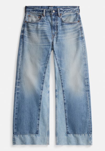 Ανοιχτό μπλε τζιν με φαρδιά μπάτζια και ξεβαμμένο πλύσιμο, με δύο μπροστινές τσέπες, κούμπωμα με κουμπιά και ξεφτισμένα τελειώματα. Κατασκευασμένο από υφασμάτινο τζιν.