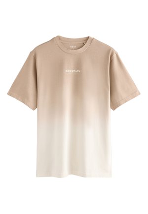 Beige bomulds-T-shirt med en gradient, der falmer til cremefarve, med korte ærmer og "BROOKLYN" trykt i hvidt på brystet.