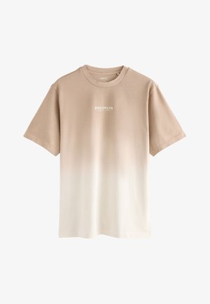 Beige bomulds-T-shirt med en gradient, der falmer til cremefarve, med korte ærmer og "BROOKLYN" trykt i hvidt på brystet.