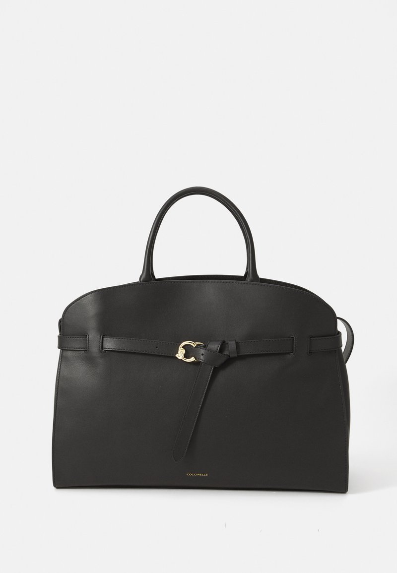Sac en cuir noir avec un dessus arrondi, deux poignées, une boucle décorative en or et un design épuré. Comprend un logo de marque en bas.