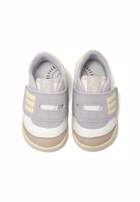 Scarpe per neonati bianche e lavanda con cinturini in Velcro, punta arrotondata e suola texturizzata; presenta un accento beige chiaro vicino alla base.