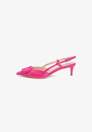 Tacco slingback in pelle rosa con punta affusolata, dotato di una fascia larga e di un elemento decorativo nella parte anteriore. Tacco leggero e slanciato.