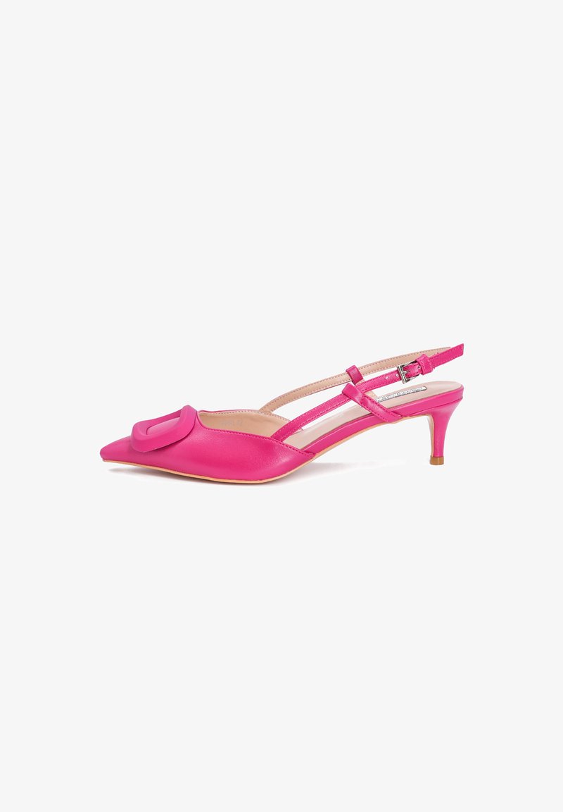 Tacco slingback in pelle rosa con punta affusolata, dotato di una fascia larga e di un elemento decorativo nella parte anteriore. Tacco leggero e slanciato.