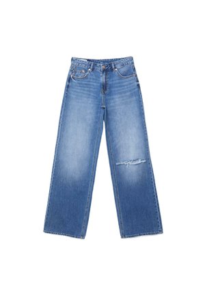 Jeans a gamba larga di colore blu con vita alta, tasche frontali, chiusura con bottone e cerniera, e uno strappo consumato sulla coscia destra.