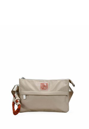 Bolso cruzado rectangular beige con bolsillo frontal con cremallera, detalle de cuerda naranja y beige en la correa, y parche con logotipo rojo en el centro delantero.
