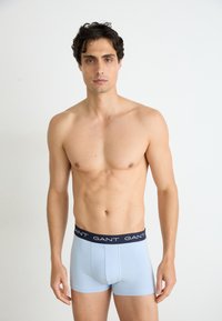 Helle blau stretch Baumwoll-Boxershorts mit einem dunkelblauen, gebrandeten Gürtelbund, ausgestattet mit einem engen Schnitt und glatter Textur.