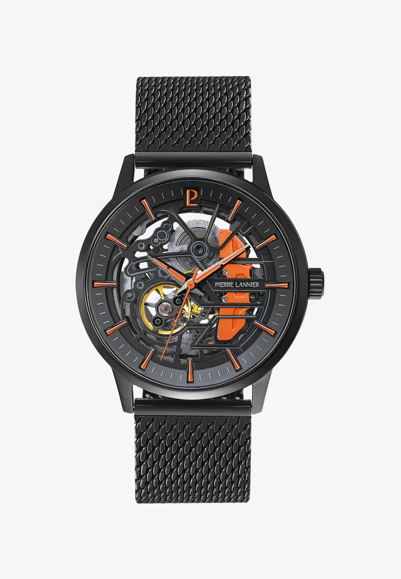 Montre squelette noire avec des accents orange, bracelet en maille, boîtier circulaire et cadran transparent mettant en valeur des détails mécaniques intricats.