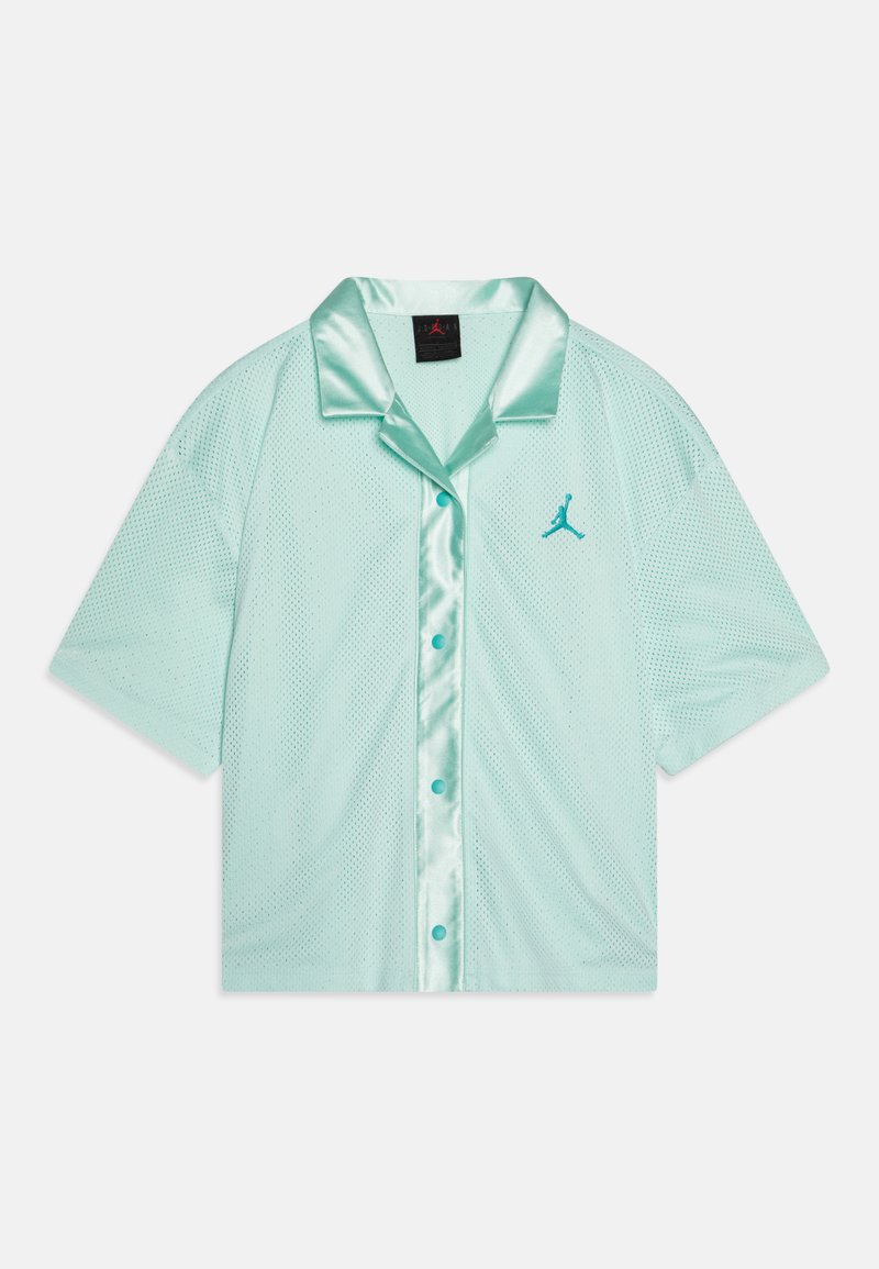 Minta zelena majica s kratkimi rokavi, s satensko ovratnikom, mrežno tkanino, gumbnim zapiranjem in majhnim teal logotipom na levem prsnem delu.