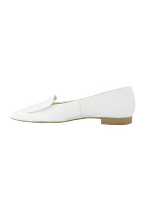 Witte platte schoen met een spitse neus, een gladde synthetische bovenkant en een zachte, brede flapaccent. De zool is lichtbruin en plat.
