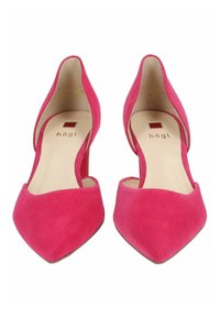 Růžové semišové boty na vysokém podpatku s špičatou špičkou a vyříznutým designem podpatku. Hladká vnitřní podšívka a jemné logo značky vyražené uvnitř.