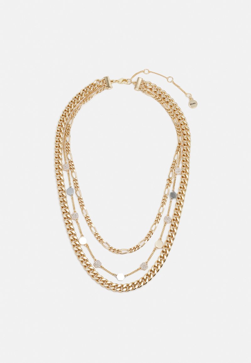 Collana multi-catena in oro con anelli testurizzati e accenti metallici lisci, con forme circolari e esagonali, assicurata da una chiusura.