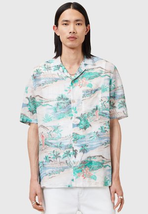 Camisa de manga corta hecha de un tejido ligero, con un colorido estampado tropical que incluye palmeras y flores, botones y un bolsillo en el pecho.
