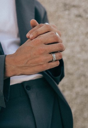 HAZE & GLORY STRUCTURED VINTAGE CROSS - Ring - silberfarben