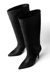 Juodos odinės iki kelių batai su austine tekstūra, smailiais pirštais ir stiletto kulnais, turintys lygią vidinę pamušalą ir liekną siluetą.