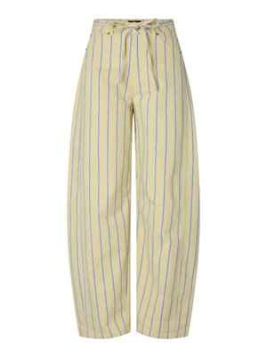 Pantalon large jaune avec des rayures verticales bleues et une ceinture en tissu assorti nouée à la taille.