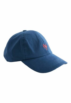 Blauwe baseballpet met rood geborduurd "NY"-logo aan de voorkant, gebogen klep en gestikt paneelontwerp.