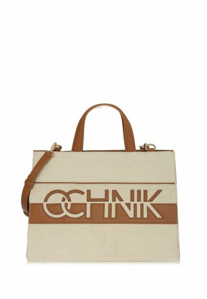Beżowa torba płócienna z brązowymi skórzanymi akcentami, z wyraźnie wyeksponowanym napisem "OCHNIK" w wyciętych literach z przodu.