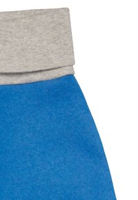 Blauwe fleecebroek met een grijze, opgevouwen tailleband. De stof lijkt zacht en gestructureerd, met een gladde, egale kleur door het geheel.