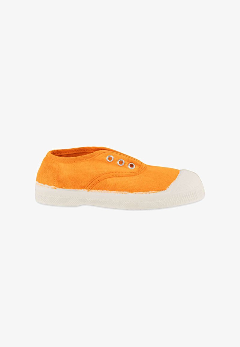 Baskets orange en toile à enfiler avec semelle en caoutchouc blanche et bout renforcé, présentant trois œillets métalliques sans lacets, vues de profil.