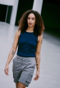 Oxmo OXKVINNE REGULAR FIT - Short - pewter