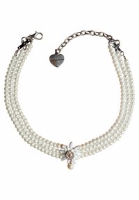 Dreireihige Perlenkette mit einer silbernen blumenförmigen Akzentuierung und einer herabhängenden Perle, gesichert mit einer Metallkette und einem Herzanhänger.