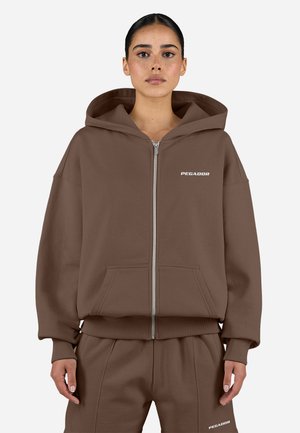 Bruine zip-up hoodie met een grote capuchon, voorzakken en geribbelde manchetten. Bevat een subtiel wit logo op de linkerborst.
