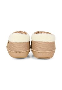 Tan instappers met een gestructureerde bovenkant, zachte witte fleece voering en een rubberen zool, met ronde achterkanten en minimale stiksels.