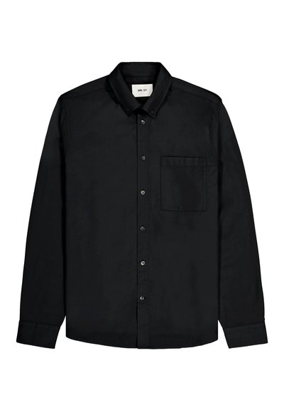 Chemise noire à manches longues en tissu lisse, avec un col boutonné, une poche avant et un léger éclat. Design classique avec une coupe ajustée.