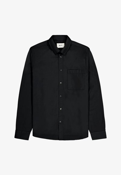 Zwart langesleevenshirt van gladde stof, met een button-down kraag, een voorzak en een subtiele glans. Klassiek ontwerp met een getailleerde pasvorm.