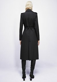 Patrizia Pepe WITH BUCKLE - Trench - nero
