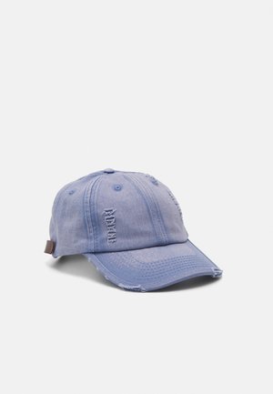 Lyseblå baseballkasket med brugt look, buet skygge, syninger ved ventilationshuller og justerbar rem bagpå.