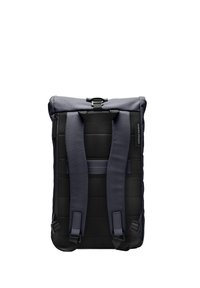 Sac à dos en tissu gris foncé et noir, doté de bretelles rembourrées, d'une fermeture enroulable et d'une surface texturée avec un design épuré.