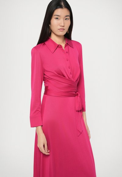 Φούξια φόρεμα τύπου wrap από απαλό ύφασμα, με γιακά, κουμπιά μπροστά και μακριά μανίκια με ζώνη στη μέση.