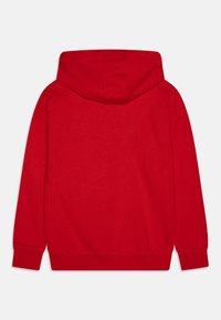 Sweatshirt à capuche rouge avec une texture lisse, comprenant une poche kangourou et des poignets côtelés. Aucun logo ni motif visible.