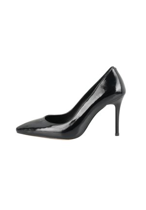 Escarpin en cuir verni noir à talon haut, avec un bout pointu, des côtés découpés et un talon élancé, présentant une texture brillante et lisse.