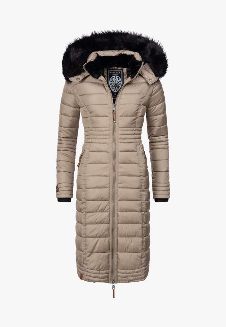 Cappotto imbottito beige con design lungo, texture imbottita, cappuccio foderato in pelliccia, zip frontale e tasche laterali con accenti marroni.