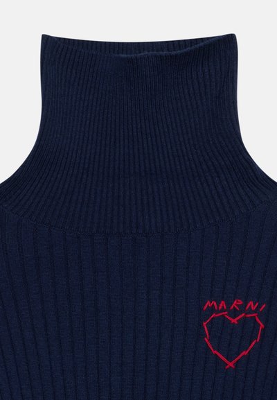 Pull à col roulé côtelé bleu marine avec cœur rouge brodé et texte "MARNI" sur la poitrine.