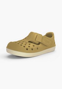 Sandale enfant jaune moutarde à bout fermé avec trous de ventilation, bride ajustable et semelle blanche, présentée sur fond blanc.