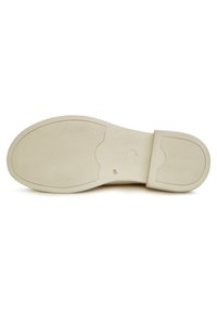 Suola di scarpa chiara con superficie texture, caratterizzata da una forma arrotondata e una sezione del tallone prominente. Taglia 38 contrassegnata sulla suola.