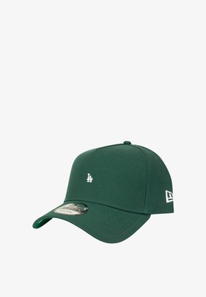 Grüne Baseballmütze mit strukturiertem Oberteil, gebogenem Schirm und weißem gesticktem Logo auf der Vorder- und Seitenfläche. Hergestellt aus textilem Material.