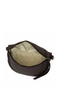 Borsa in pelle marrone dalla forma arrotondata e morbida. La chiusura con zip rivela un interno beige con motivo a logo. Presenta un lungo e sottile tirazip.