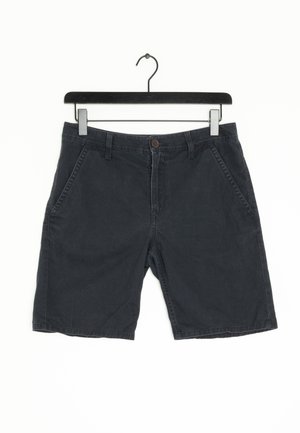Dunkelgraue legere Shorts mit Vordertaschen und Gürtelschlaufen, die an einem schwarzen Kleiderbügel vor einem weißen Hintergrund hängen.