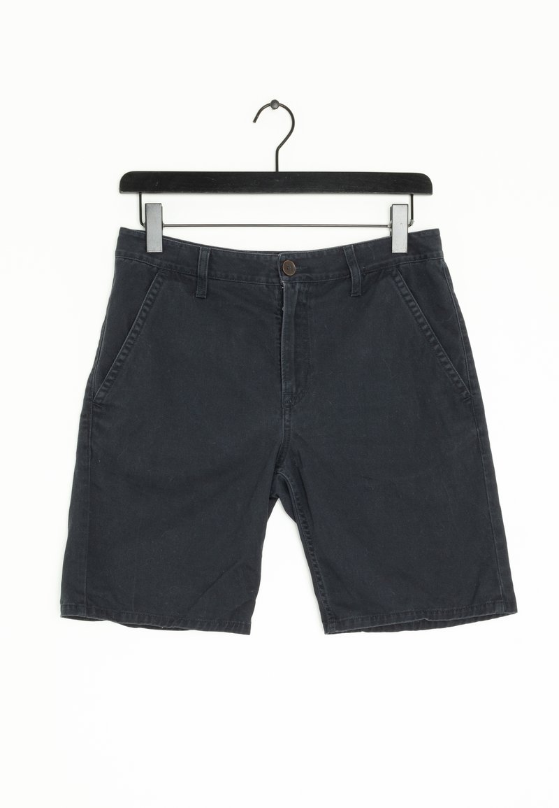 Shorts décontractés gris foncé avec poches avant et passants pour ceinture, suspendus à un cintre noir sur un fond blanc.