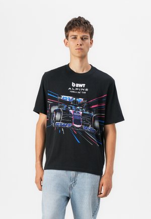 T-shirt en coton noir avec un graphique d'une voiture de course ornée de rayures bleues et roses. Manches courtes et col rond.